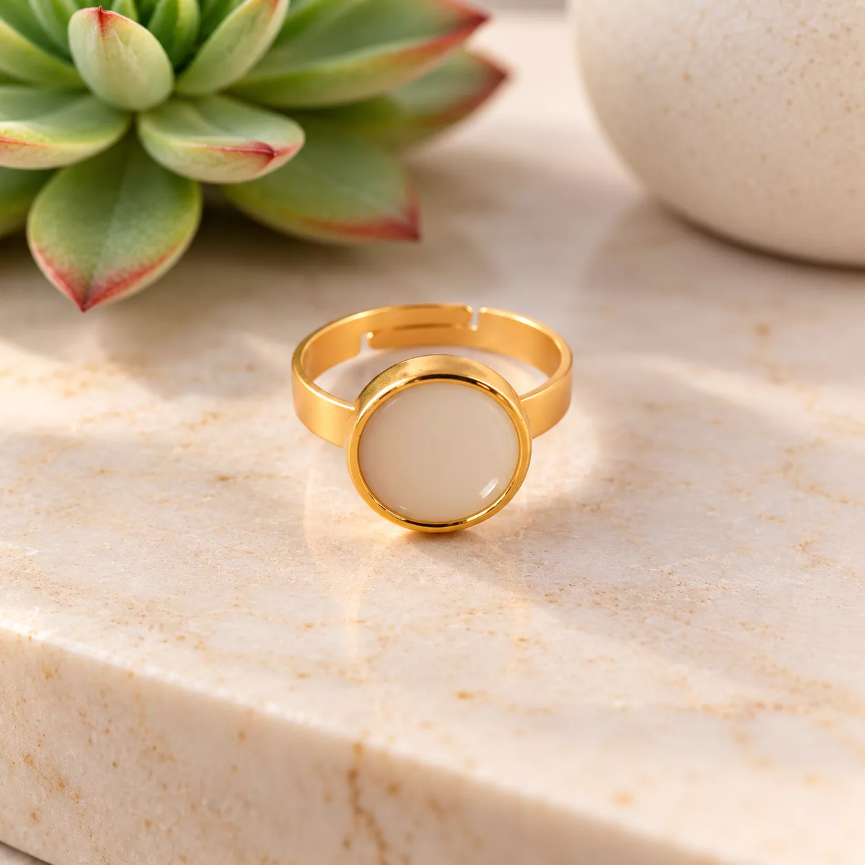 Vue de face de la bague Crème et Or montrant le bouton rond écru et son contour doré