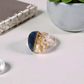 bague bleue et dorée