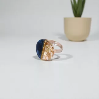 bague bleue et dorée
