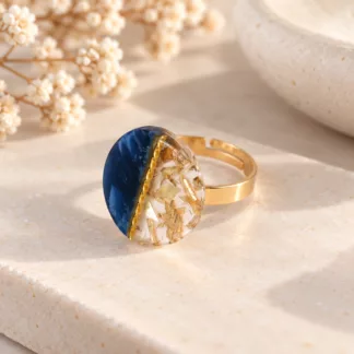 Bague Dualis bicolore bleue et translucide avec inclusions dorées et anneau doré