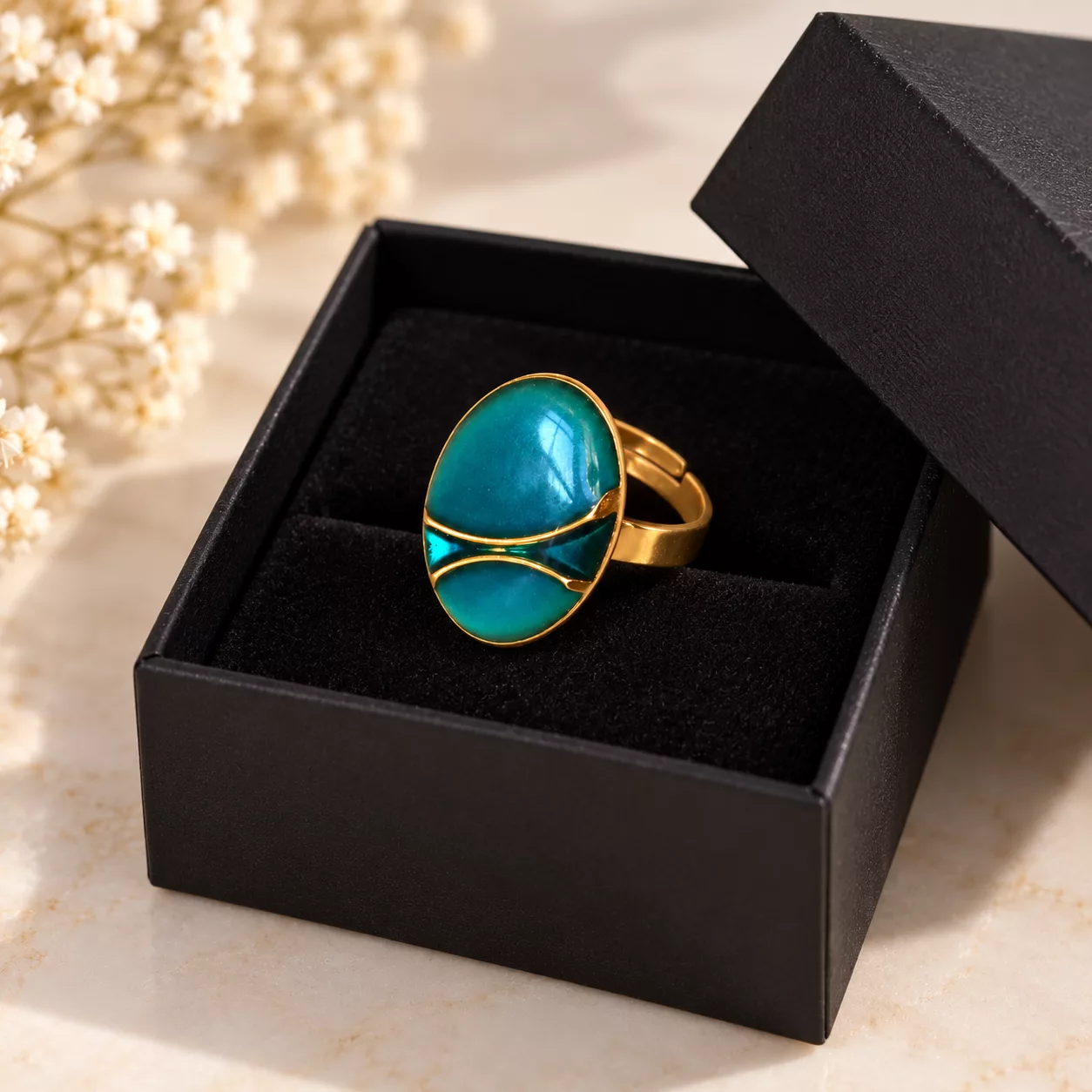 Bague Éclat turquoise présentée dans une boîte cadeau noire