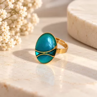 Bague turquoise ovale Éclat turquoise avec ancien bouton en résine et lignes dorées
