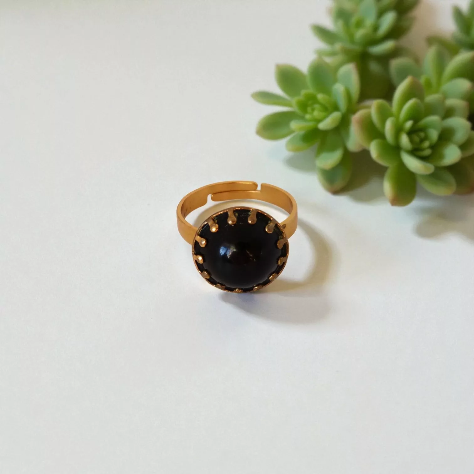 bague noire et dorée