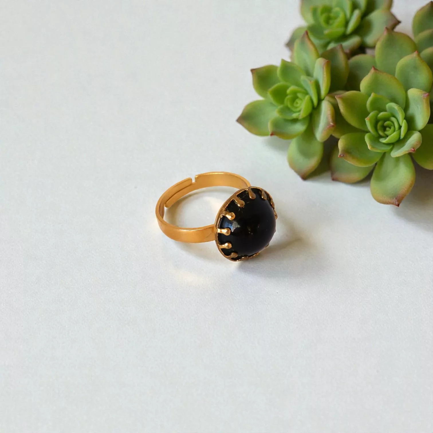 bague noire et dorée