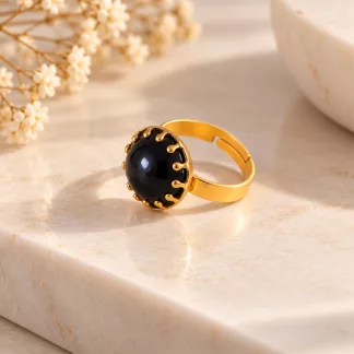 Bague Encre avec cabochon noir bombé entouré de griffes dorées