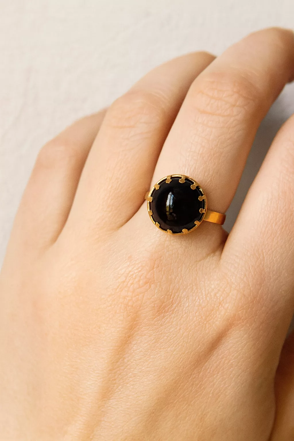 bague noire et dorée