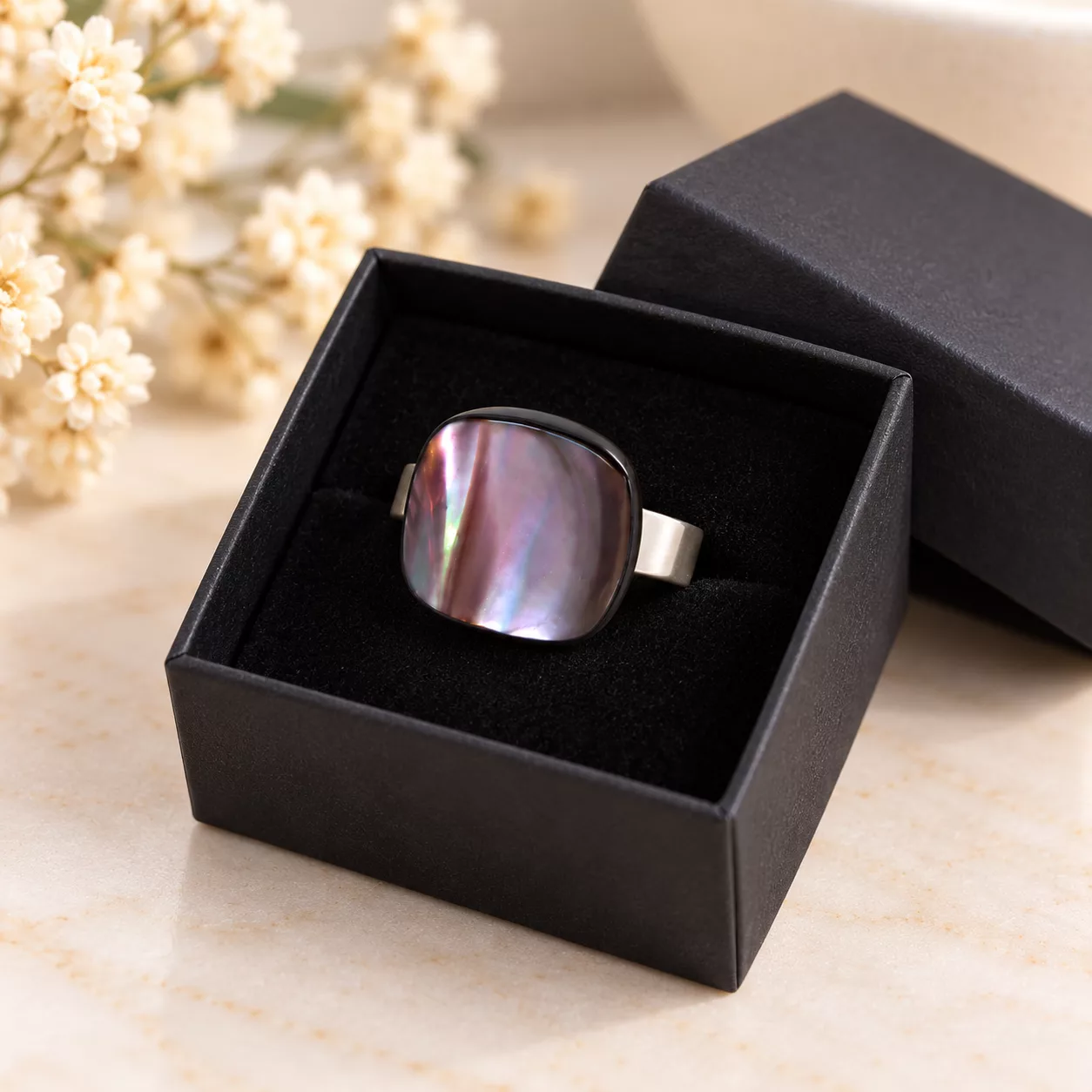 Bague Mira en nacre naturelle présentée dans un écrin cadeau noir