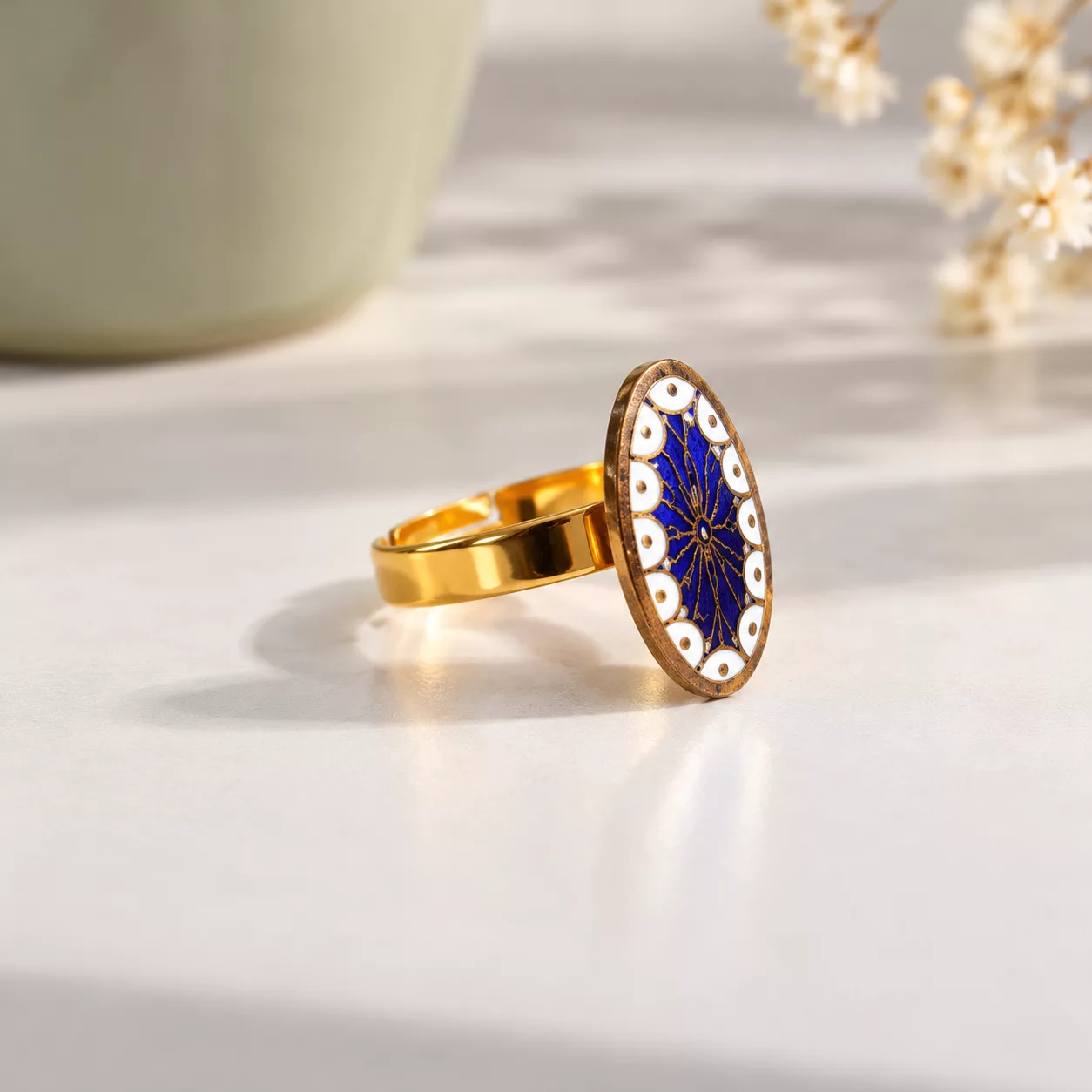 Vue de profil de la bague Ovale Céleste montrant le médaillon émaillé et l'anneau doré ajustable