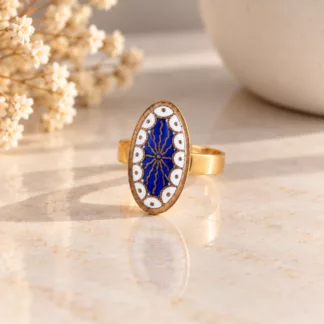 Bague Ovale Céleste créée à partir d'un ancien bouton de manchette émaillé bleu et blanc