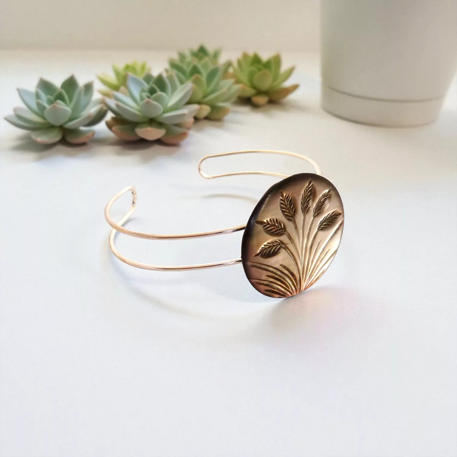 bracelet en nacre gravée