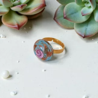 bague en verre bleue et rose
