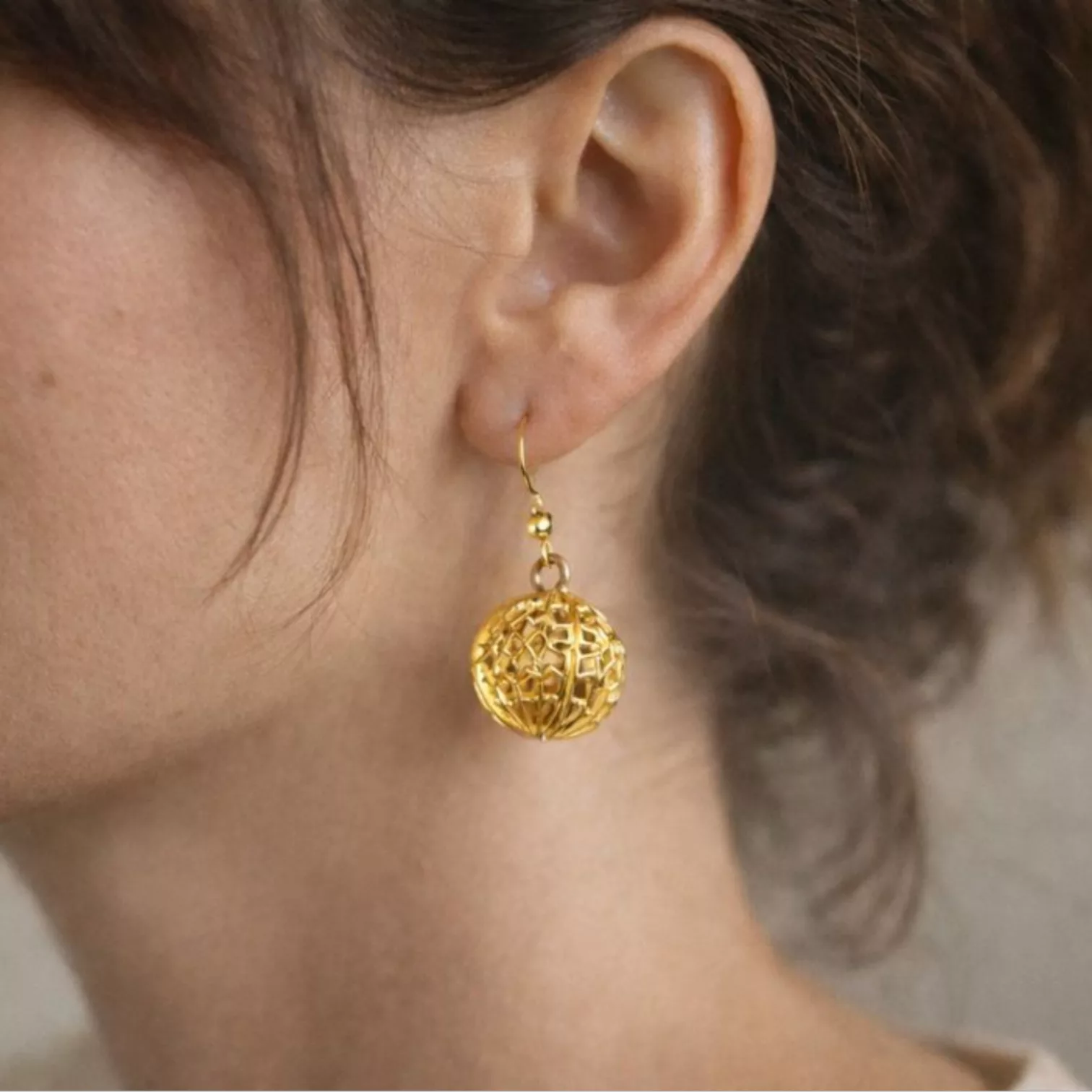 boucles d'oreilles en forme de sphères ajourées dorées