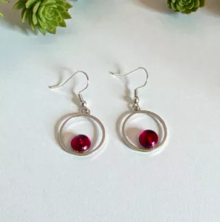 Boucles d'oreilles Pink Circle en anciens boutons fuchsia sur monture circulaire argentée, création unique upcyclée.