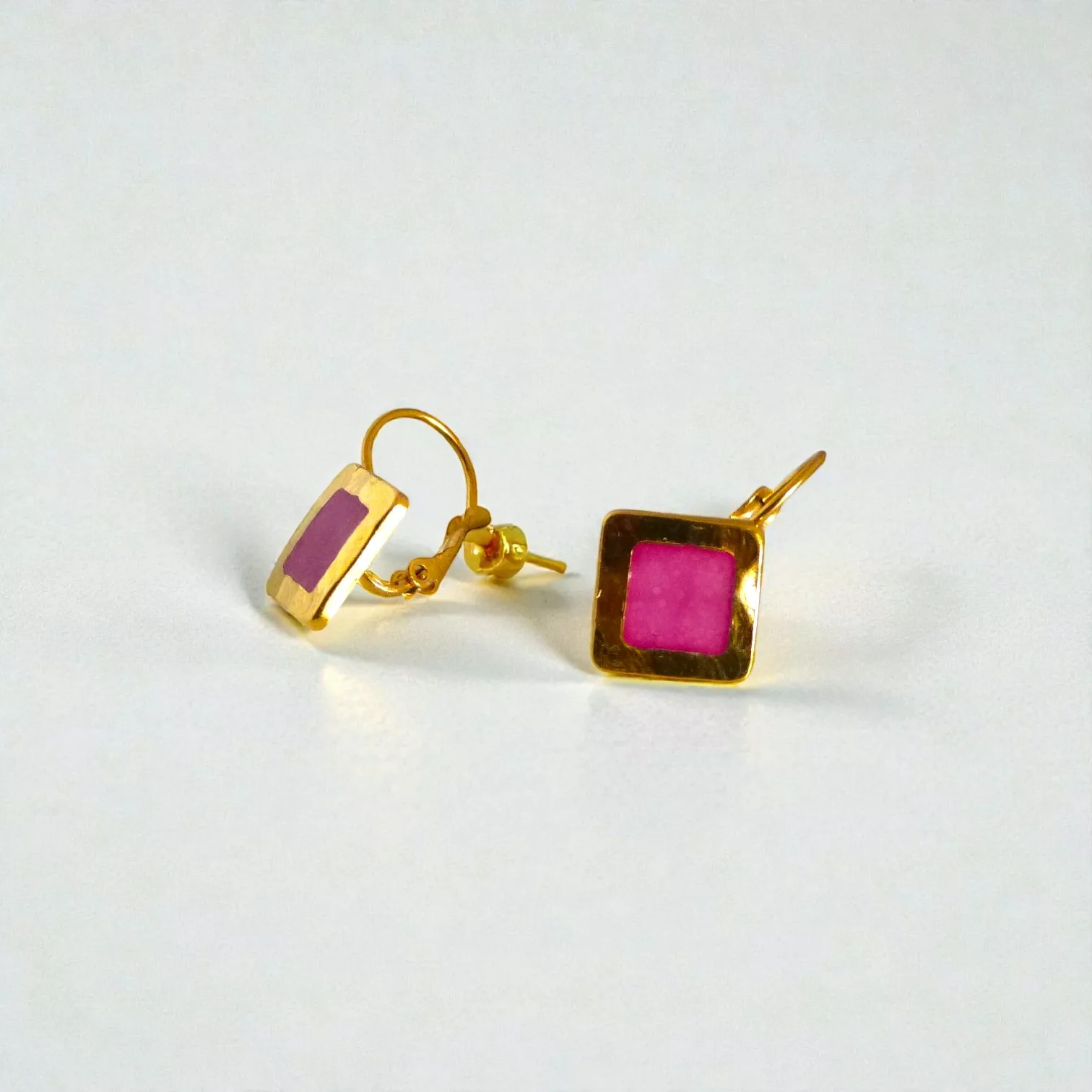 boucles d'oreilles roses et dorées