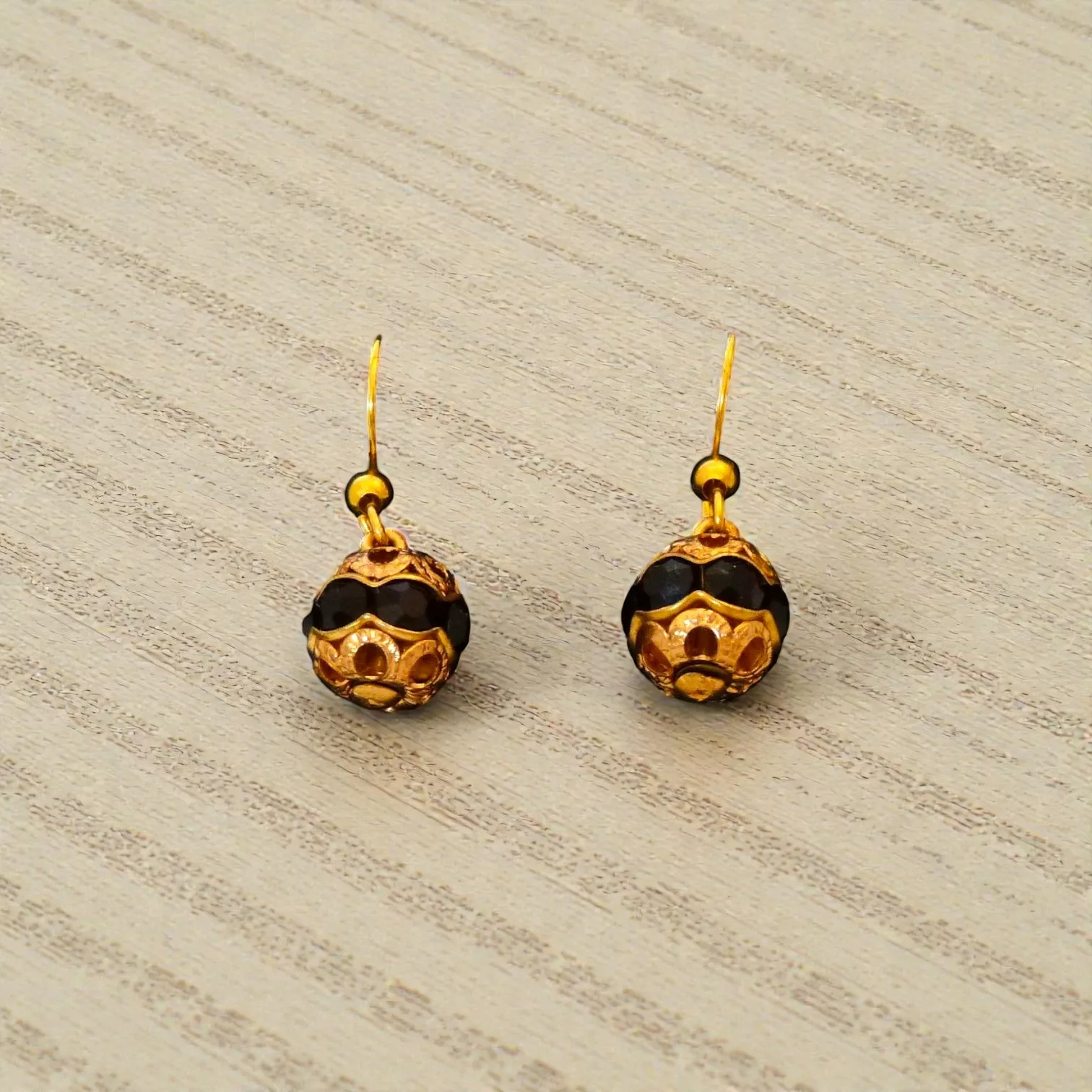 Boucles d'oreilles rétros noires et dorées
