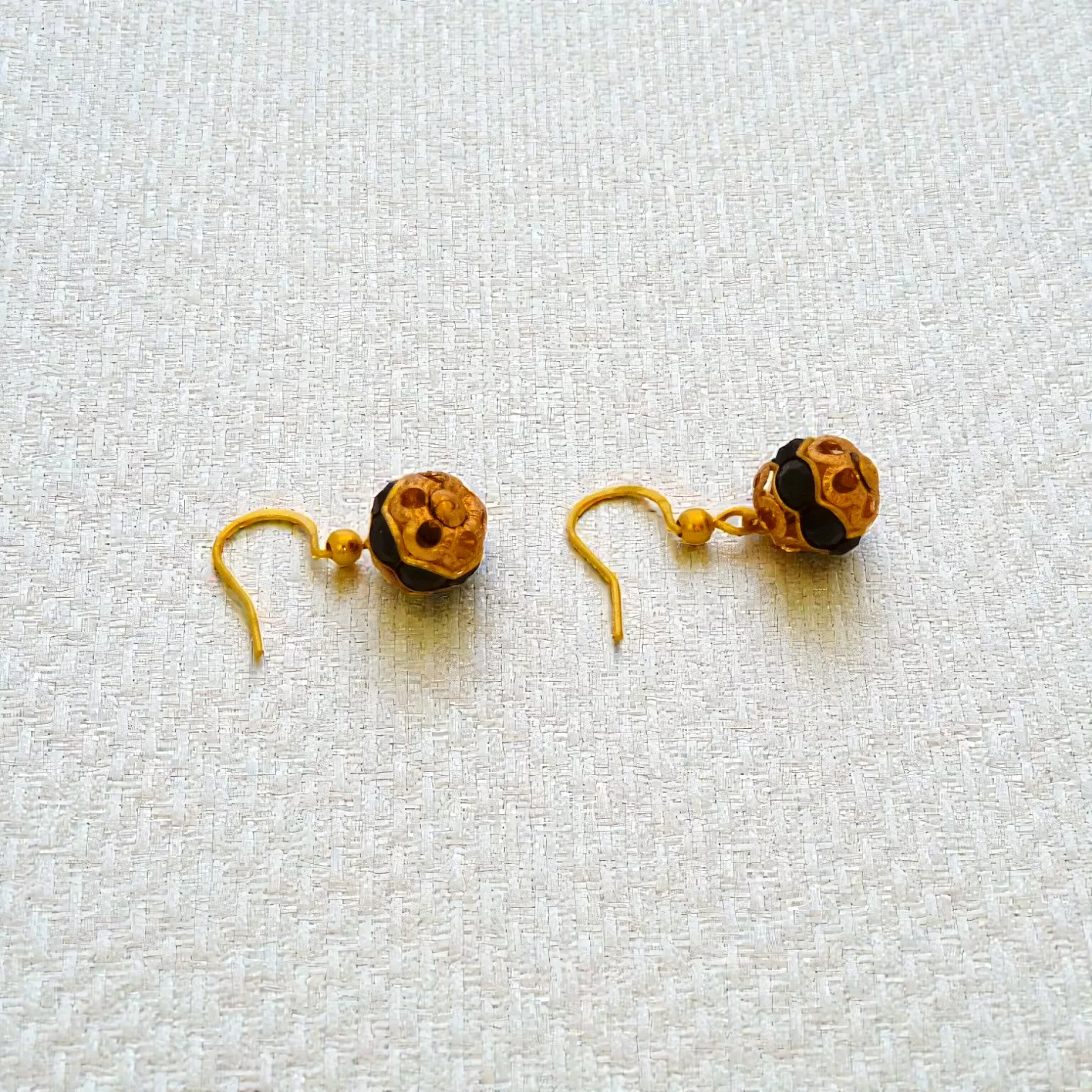 Boucles d'oreilles rétros noires et dorées