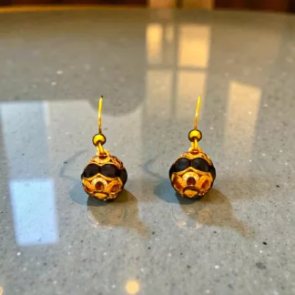 Boucles d'oreilles Rétro Élégance en anciens boutons noirs et dorés aux motifs en relief, création upcyclée.