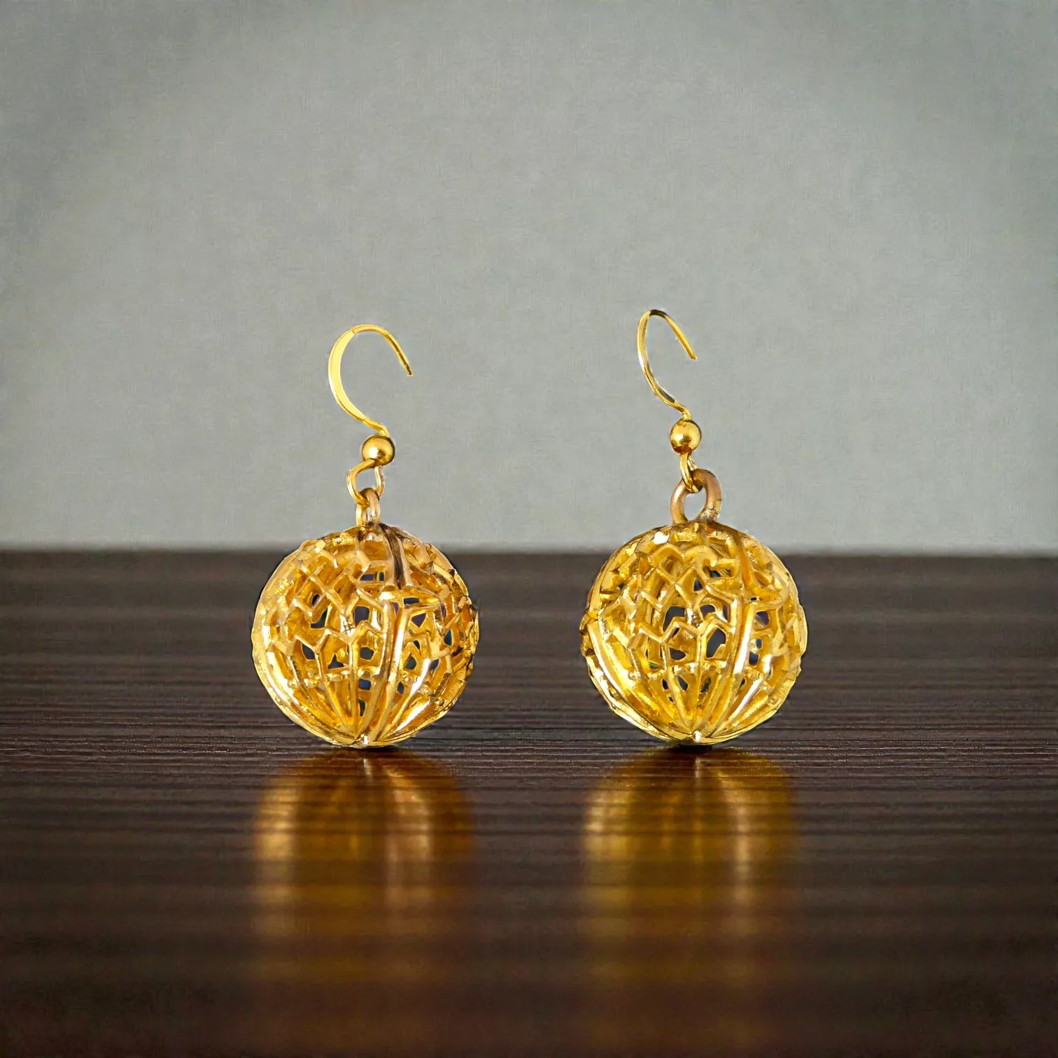 boucles d'oreilles en forme de sphères ajourées dorées
