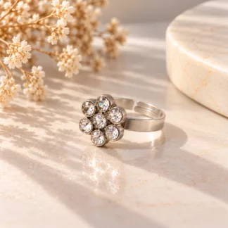 Bague Clara argentée créée à partir d'un ancien bouton orné de sept strass transparents