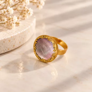 Bague Élise en nacre véritable rosée avec bordure dorée ornementale