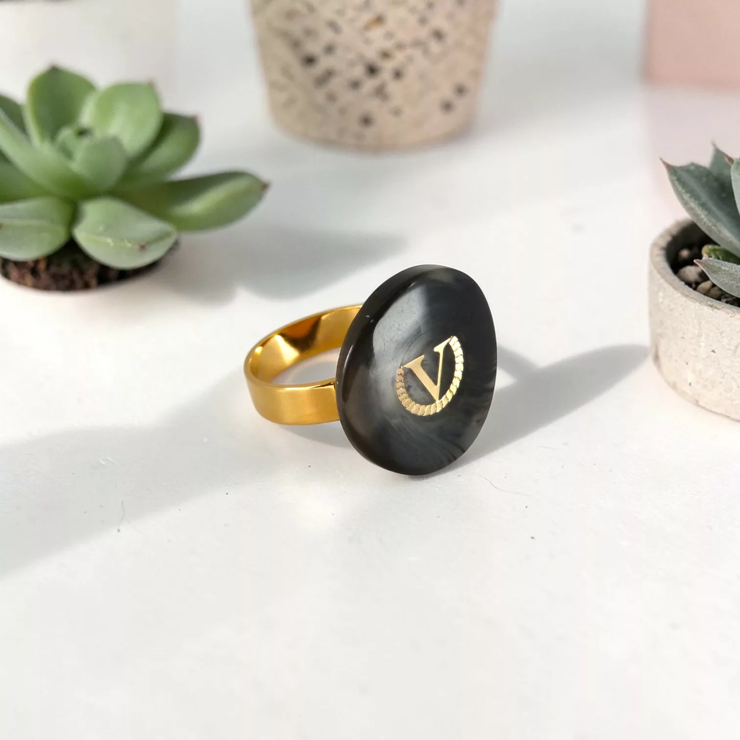 Bague noire et dorée maison de couture