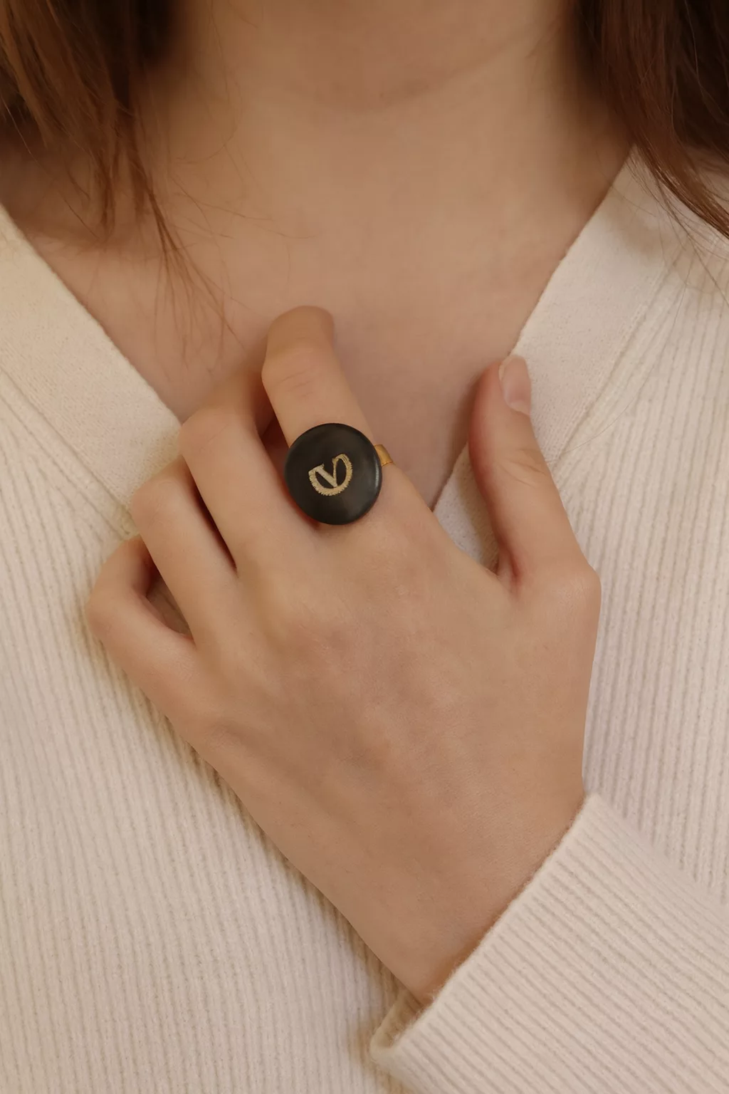 Bague noire et dorée maison de couture