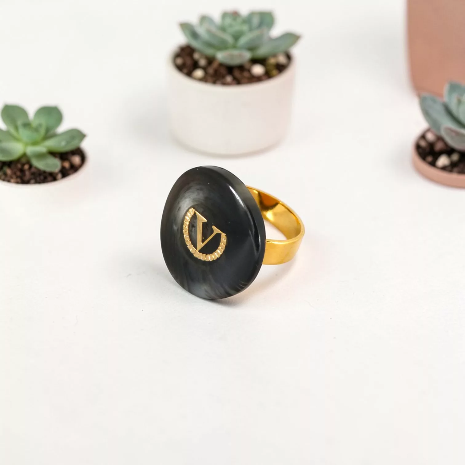 Bague noire et dorée maison de couture