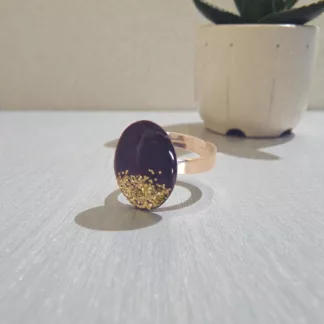 bague violette avec paillettes argentées