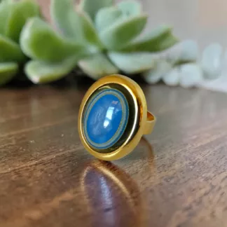 Bague ovale bleue Olympia en résine créée à partir d'un ancien bouton
