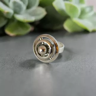 Bague argentée ajourée Orbite créée à partir d'un ancien bouton