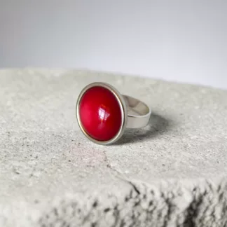 Bague rouge profond créée à partir d'un ancien bouton