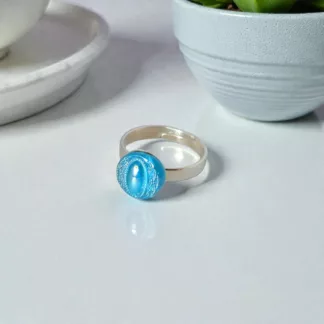 bague bleue en verre bleu créée à partir d'un ancien bouton