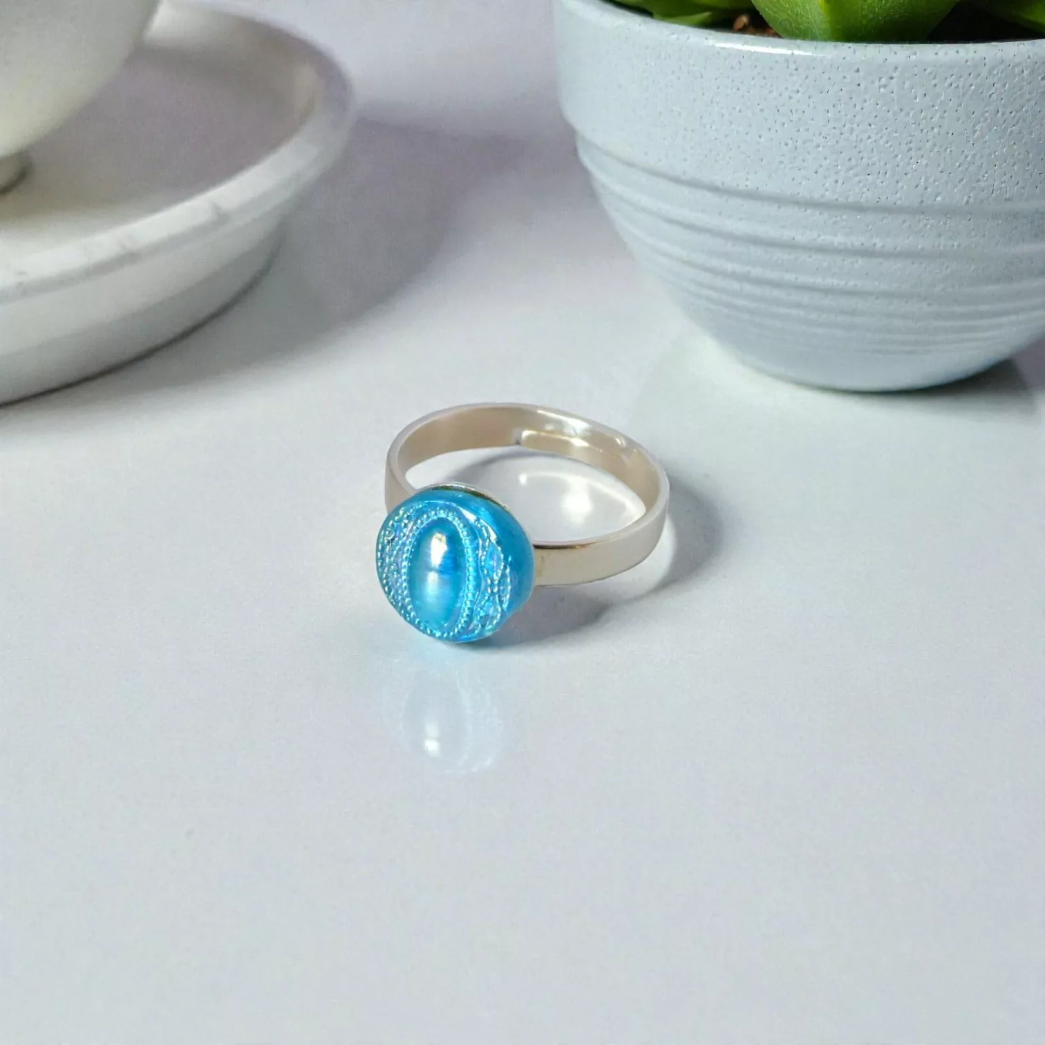 bague bleue en verre bleu créée à partir d'un ancien bouton