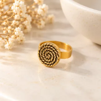 Bague bouton doré spirale Solaris réalisée à partir d'un ancien bouton en métal aux détails foncés
