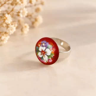 porcelaine-peinte.png Bague Fleur de Limoges créée à partir d'un ancien bouton en porcelaine à décor floral peint à la main