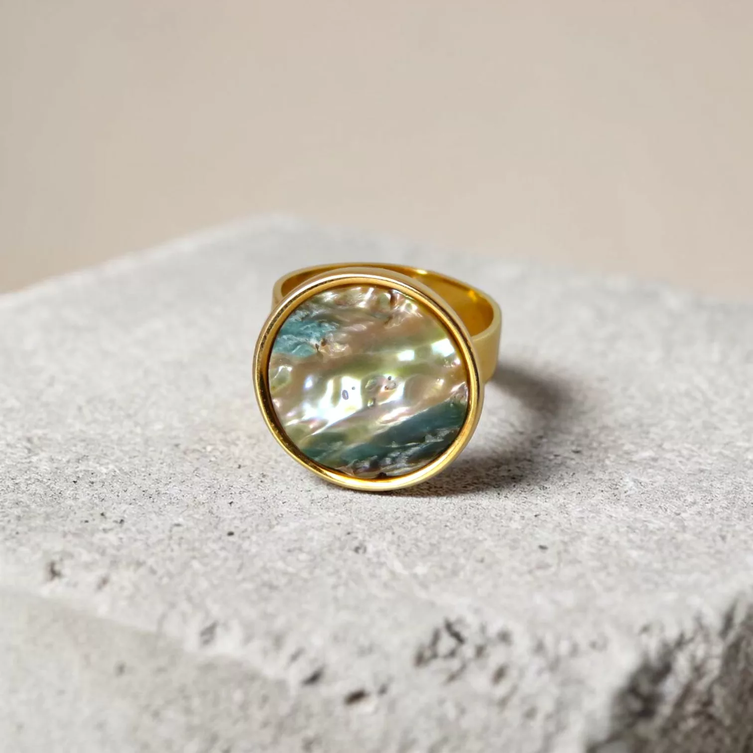 Bague nacre brute en ancien bouton de nacre véritable vue de face