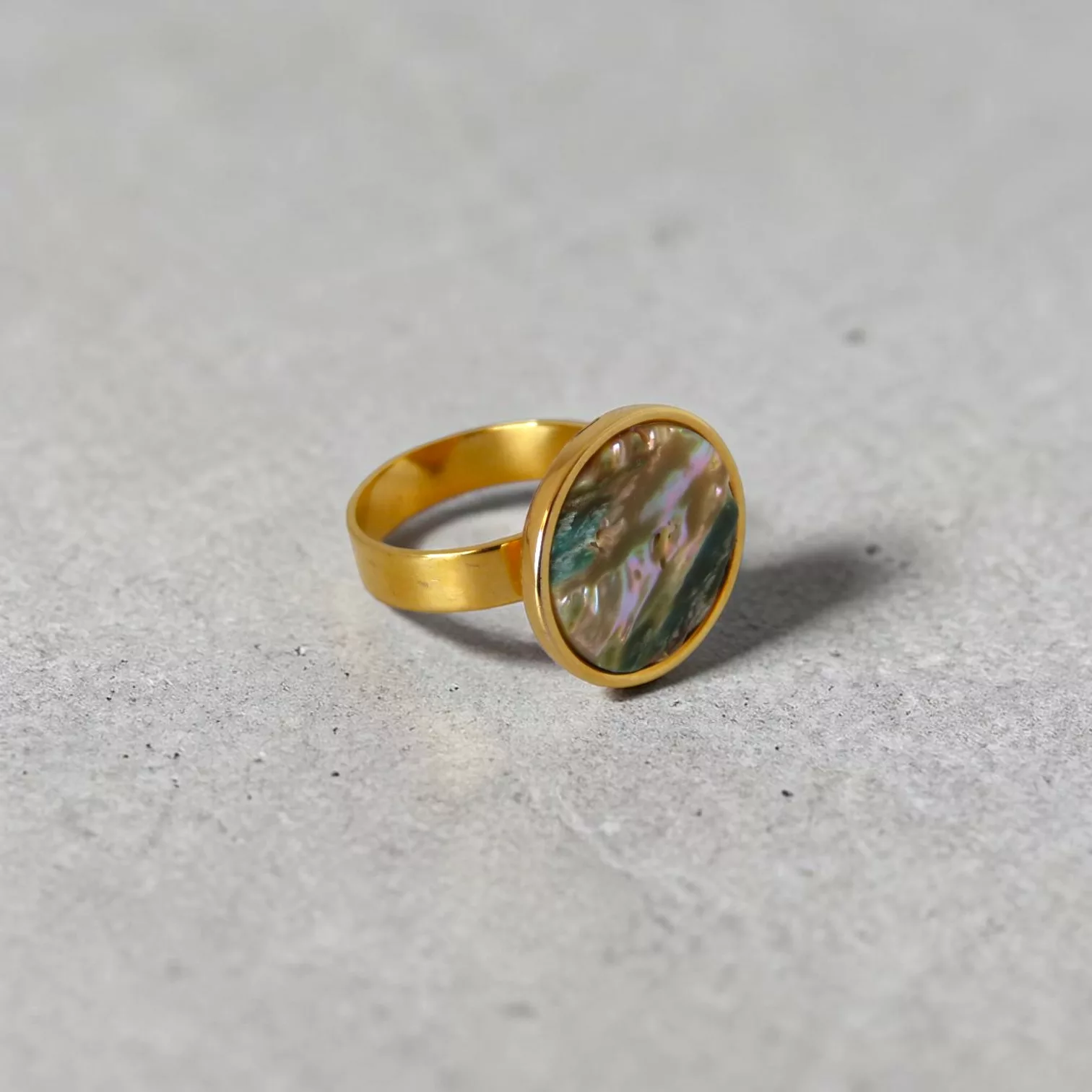 Bague nacre brute en ancien bouton de nacre véritable vue de profil