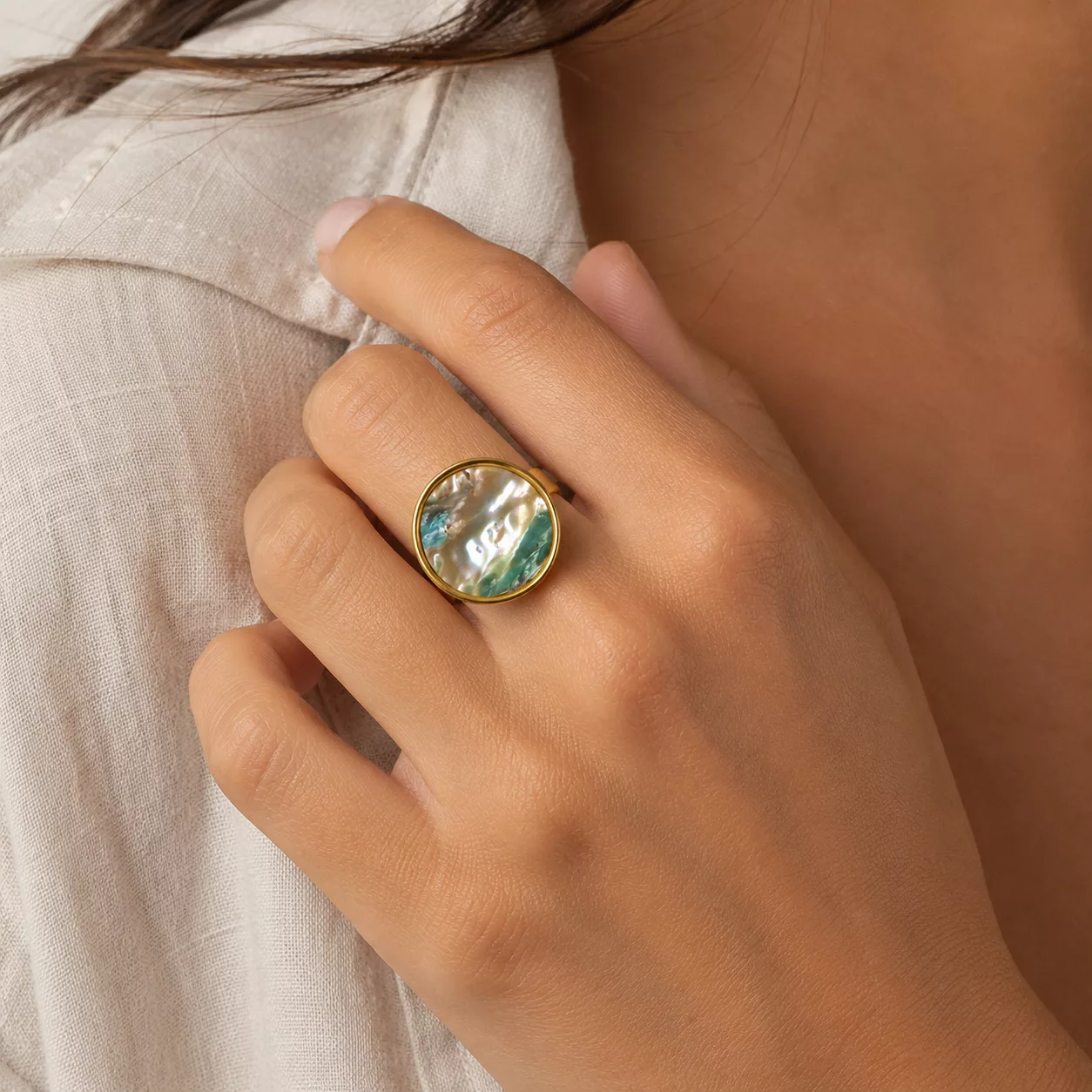 Bague nacre brute en ancien bouton de nacre véritable portée au doigt