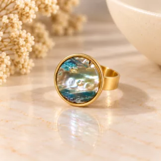 Bague Nacre Brute en nacre véritable aux reflets verts et bleutés sur fond crème