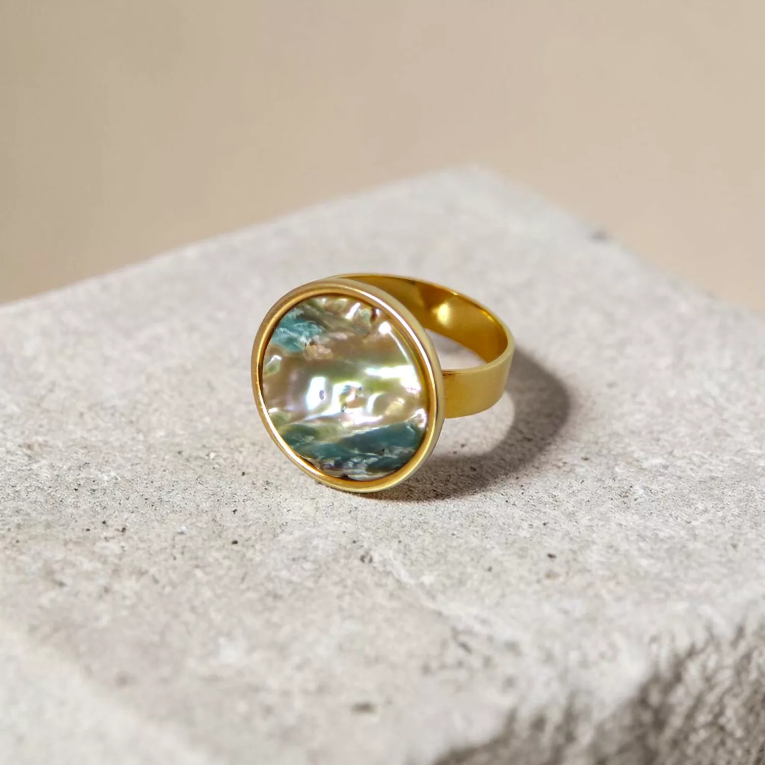 Bague nacre brute en ancien bouton de nacre véritable