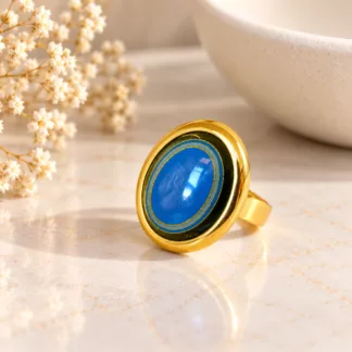 Bague ovale bleue Olympia au style rétro chic, avec médaillon bleu et cercles dorés