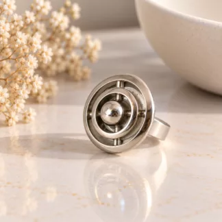 Bague Orbite argentée au motif géométrique ajouré, créée à partir d'un ancien bouton