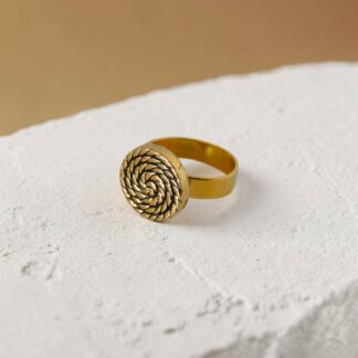 Bague dorée graphique Solaris créée à partir d'un ancien bouton en métal