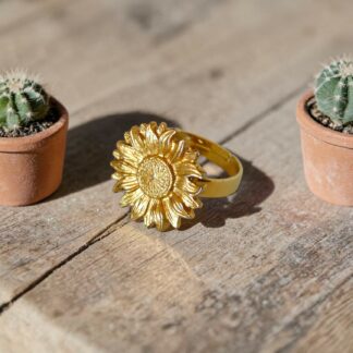 Bague fleur tournesol en métal doré créée à partir d'un ancien bouton