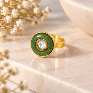 Bague verte avec strass Alma Verde créée à partir d'un ancien bouton marbré et doré