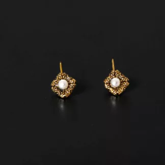Boucles d'oreilles dorées perle blanche Perla en anciens boutons