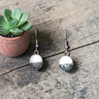 Boucles d'oreilles blanches argentées Perles d'Antan en anciens boutons