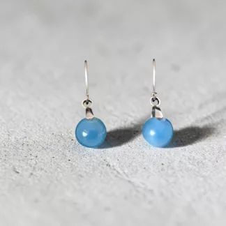 boucles d'oreilles dormeuses boules bleues créées à partir d'anciens boutons