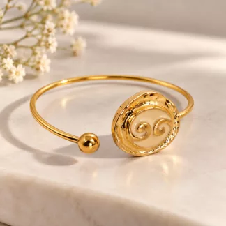 Bracelet Spira avec spirale dorée sur ancien bouton beige nacré