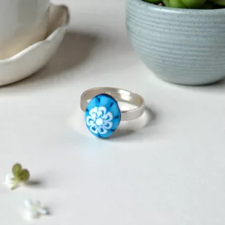 Bague Murano bleu azur Fleur créée à partir d'un ancien bouton en verre